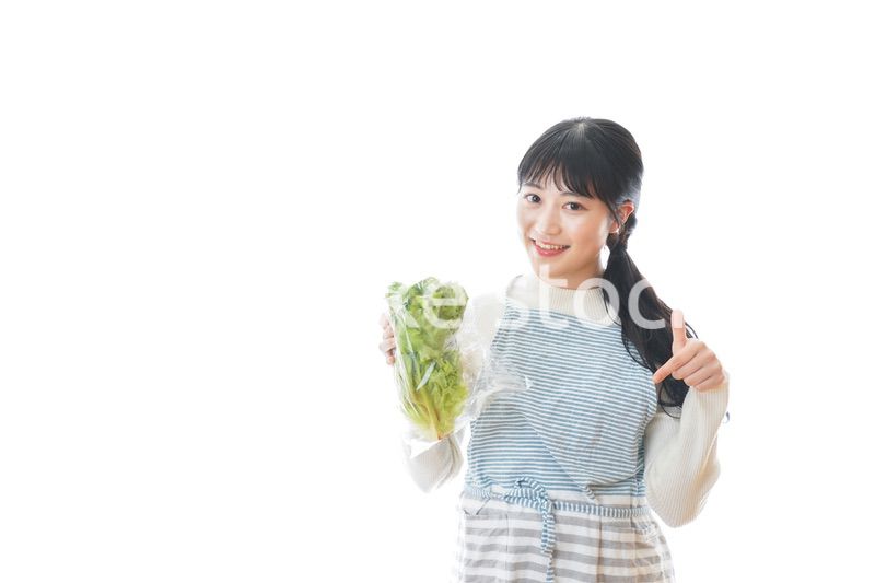 レタスを持つ若い女性