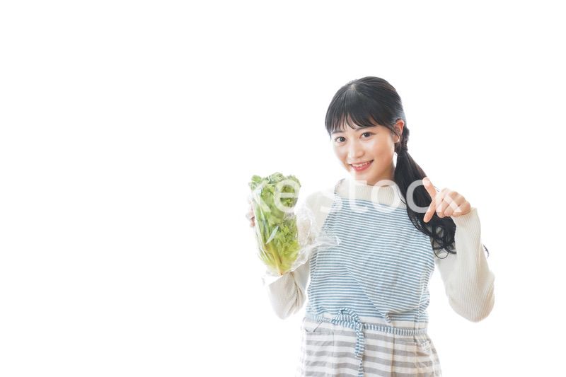 レタスを持つ若い女性