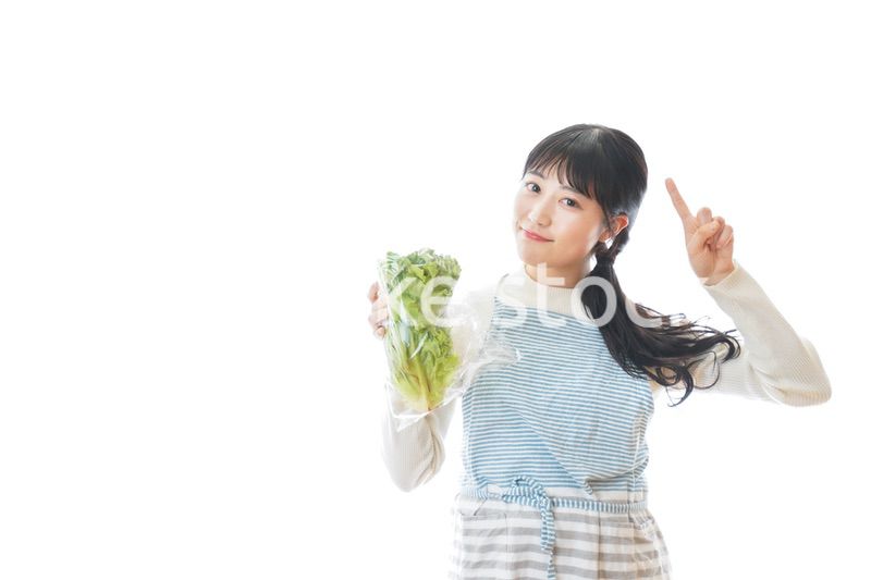 レタスを持つ若い女性