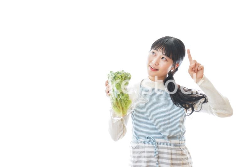 レタスを持つ若い女性