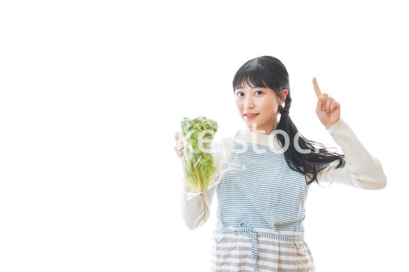 レタスを持つ若い女性