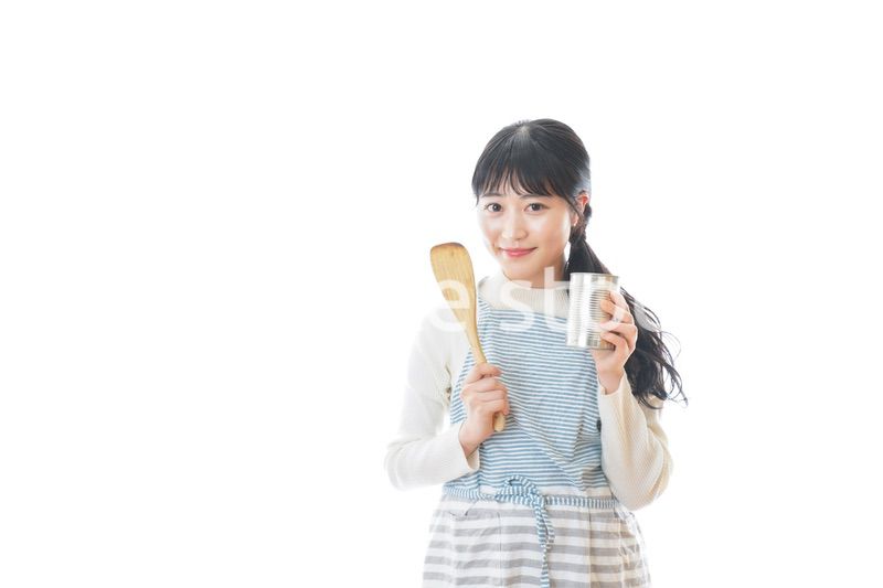 クッキング教室に通う若い女性