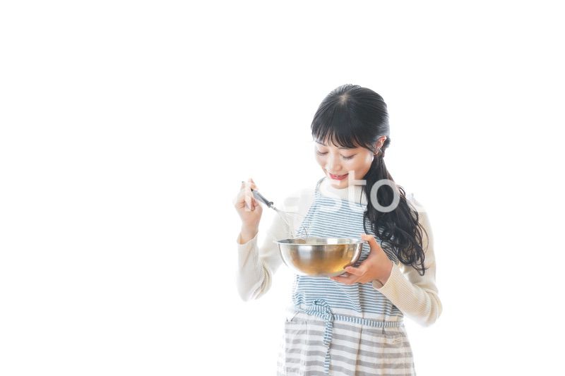 クッキング教室に通う若い女性