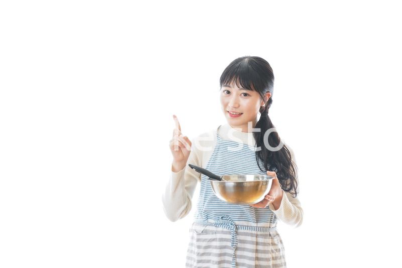 クッキング教室に通う若い女性
