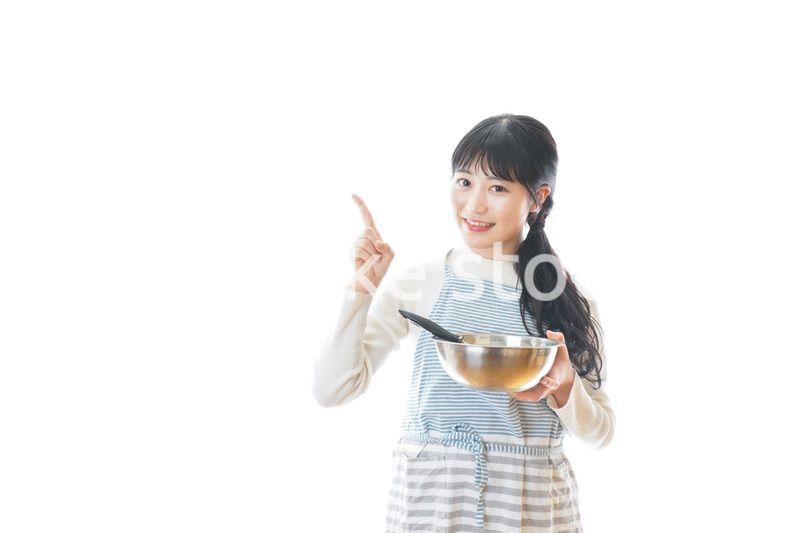 クッキング教室に通う若い女性