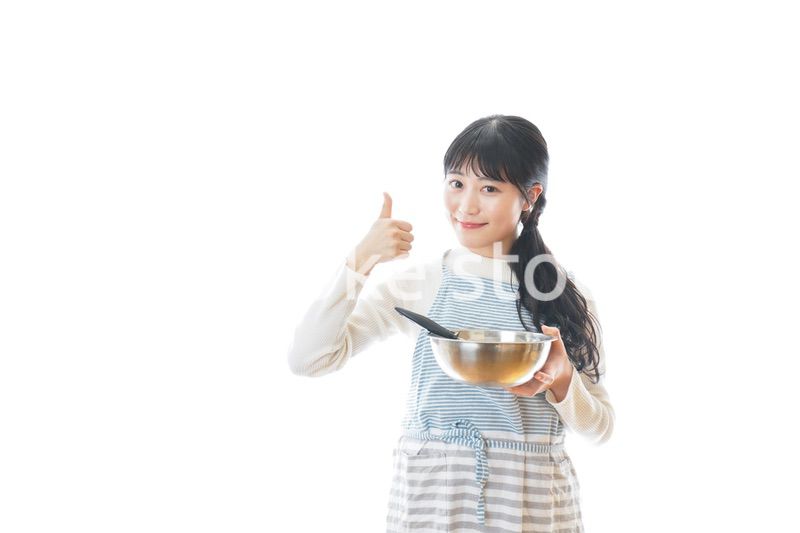 クッキング教室に通う若い女性