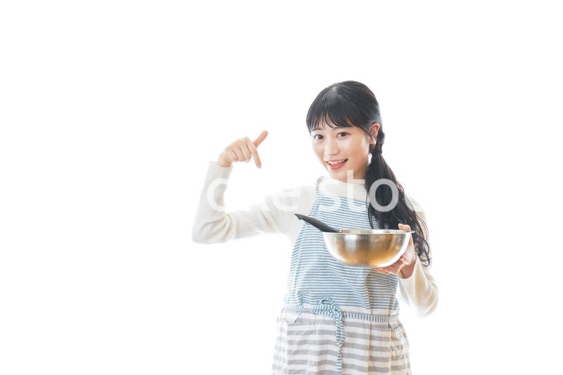 クッキング教室に通う若い女性