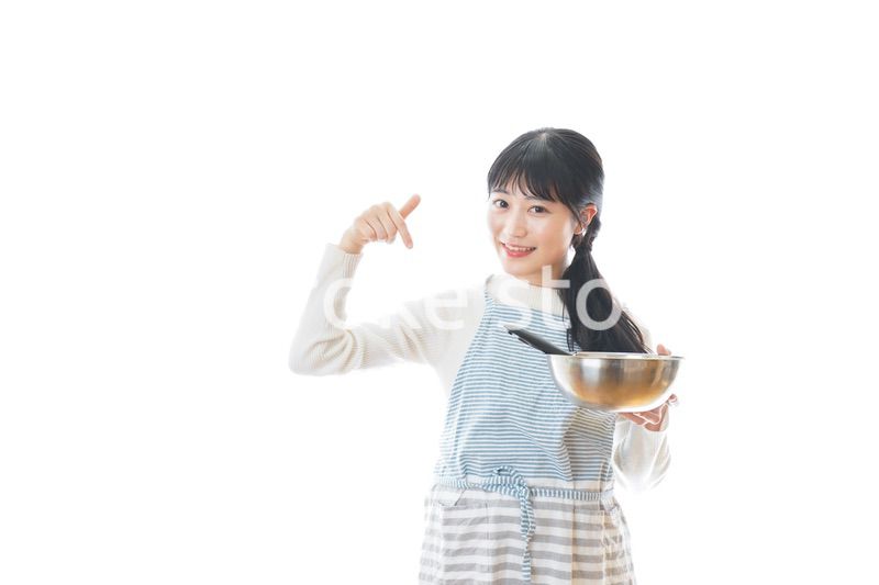 クッキング教室に通う若い女性