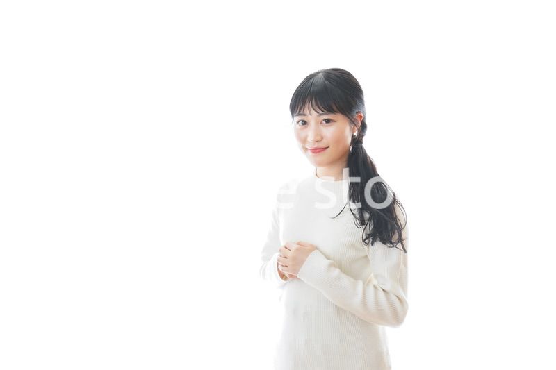 デートをする若い女性