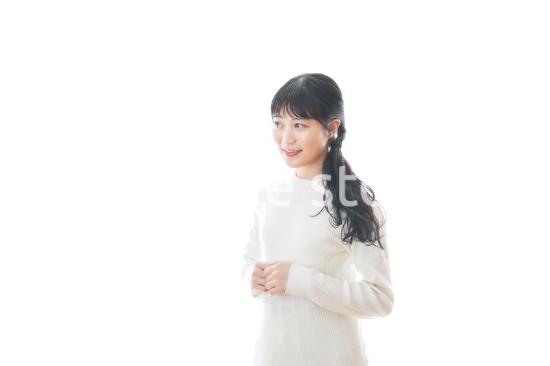 デートをする若い女性