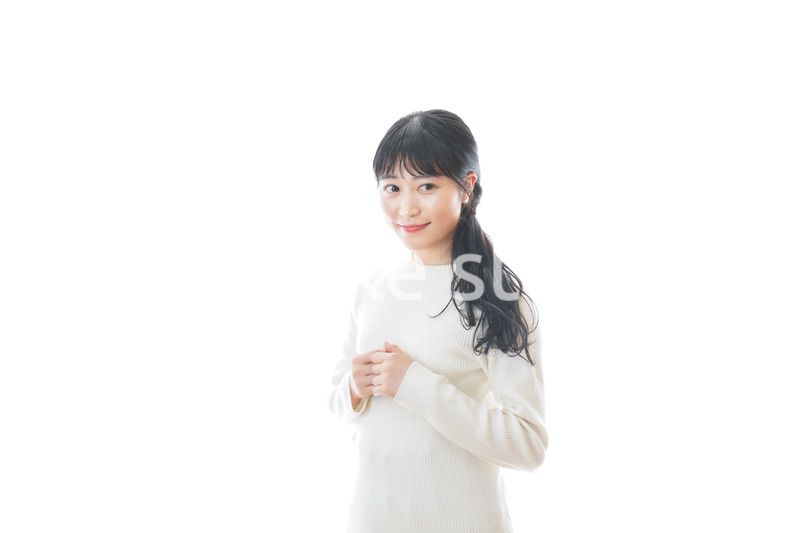 デートをする若い女性