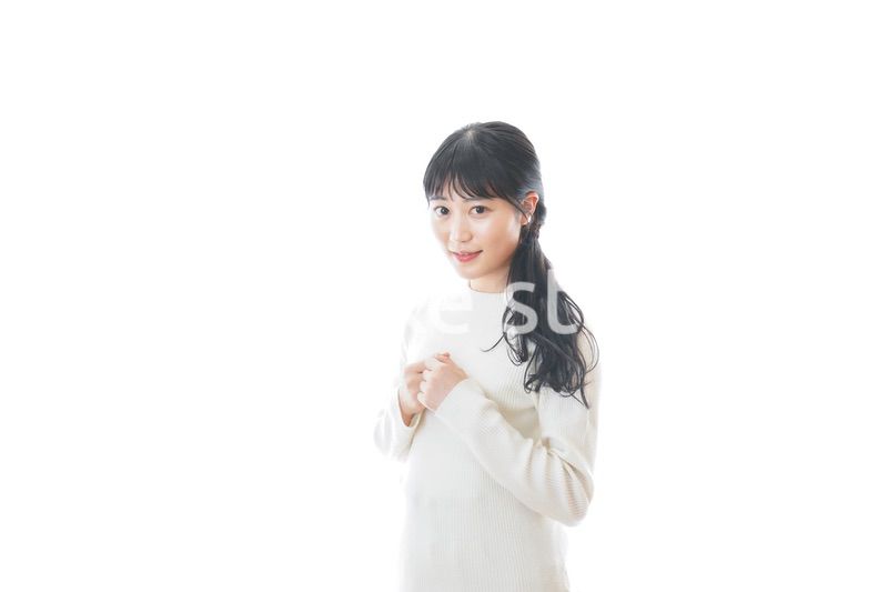 デートをする若い女性