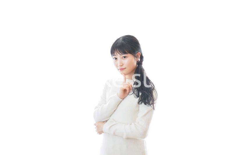 デートをする若い女性