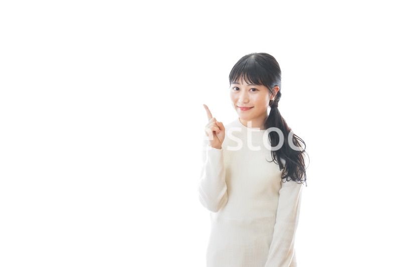 指をさす若い女性