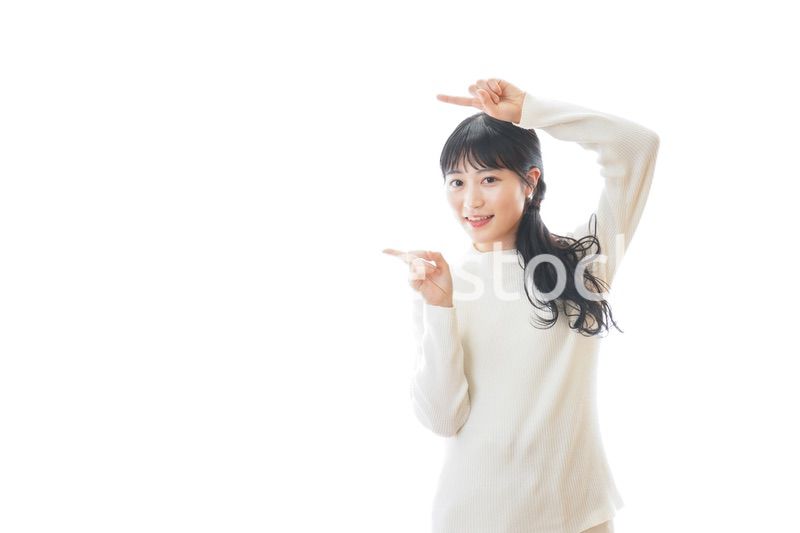 指をさす若い女性
