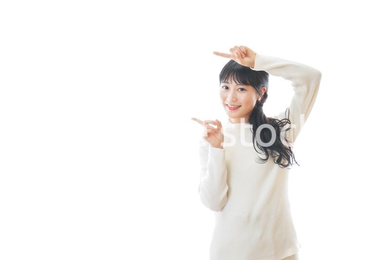 指をさす若い女性