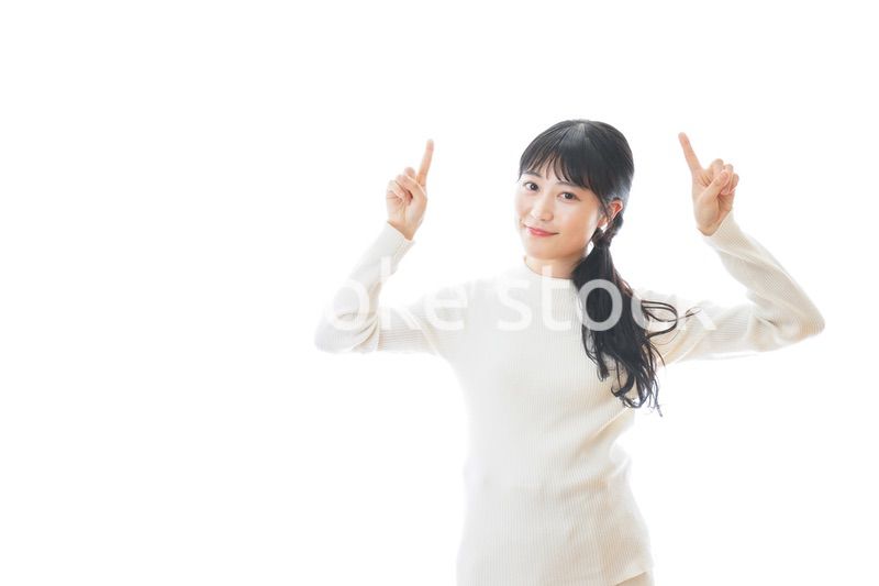 指をさす若い女性