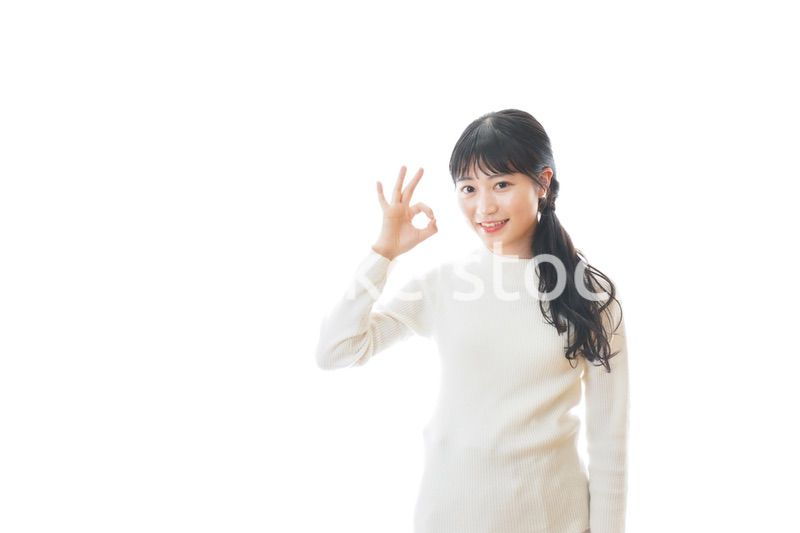 OKサインをする若い女性