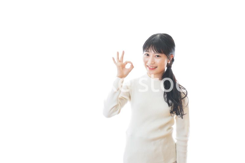 OKサインをする若い女性