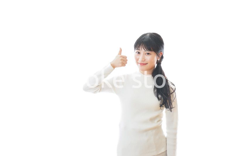 OKサインをする若い女性