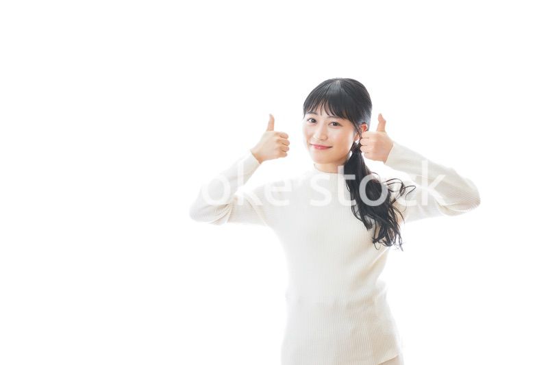 OKサインをする若い女性