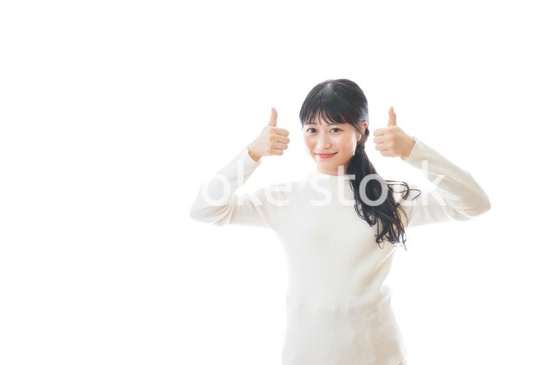 OKサインをする若い女性