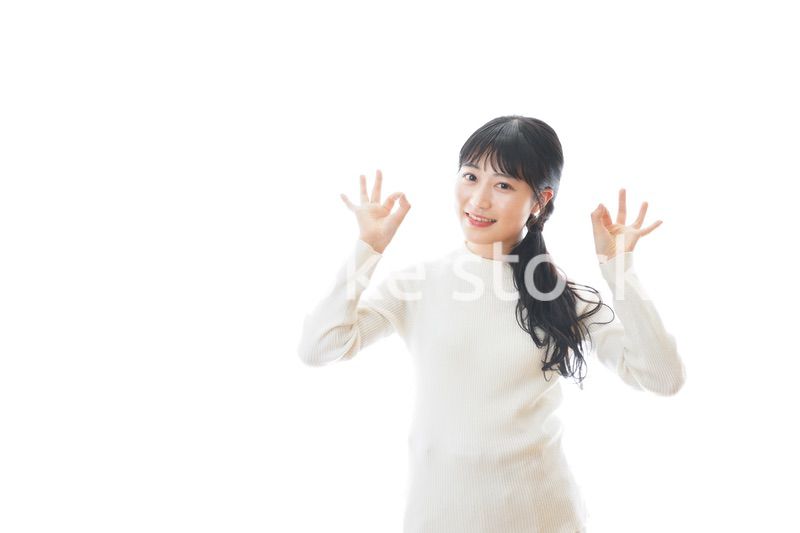 OKサインをする若い女性