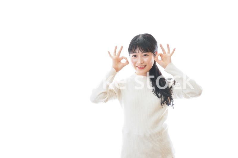 OKサインをする若い女性