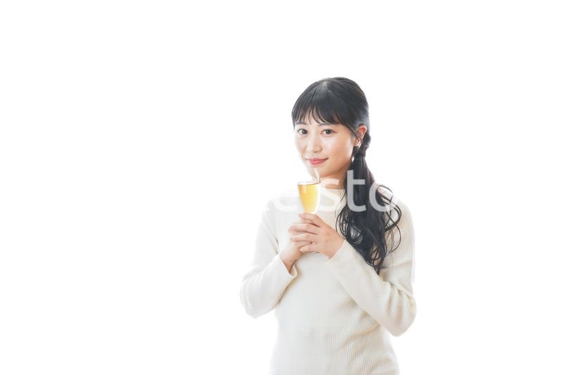 ワインを飲む若い女性