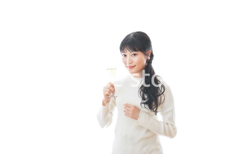 ワインを飲む若い女性