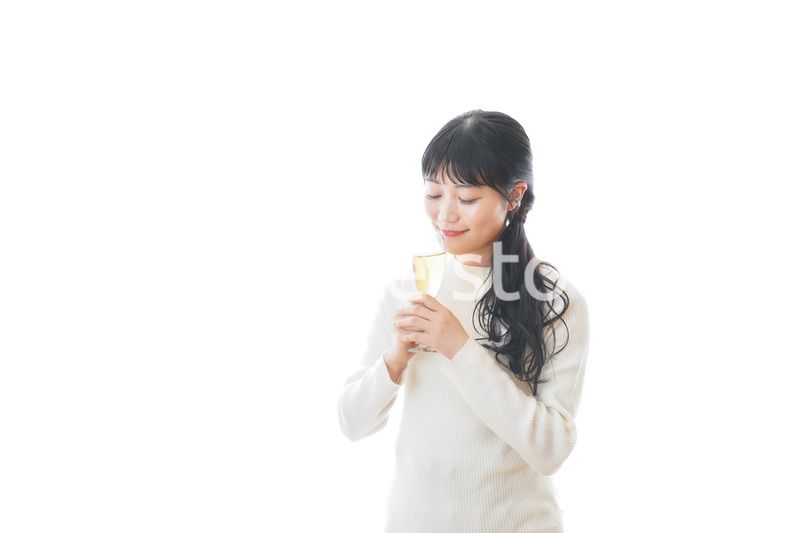 ワインを飲む若い女性