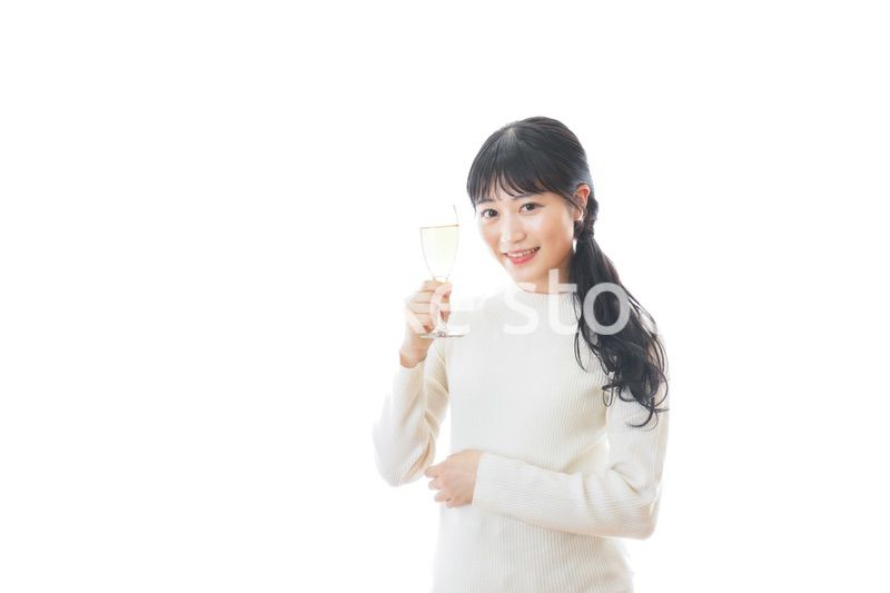 ワインを飲む若い女性