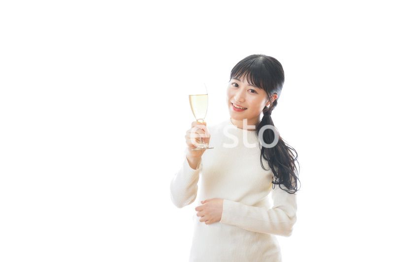 ワインを飲む若い女性