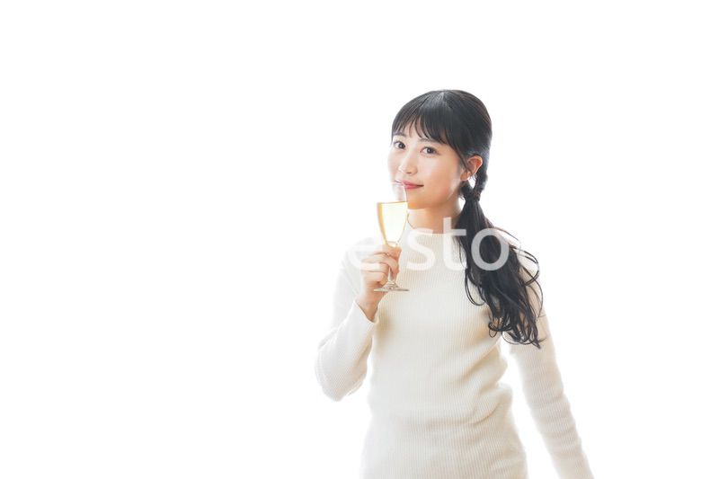 ワインを飲む若い女性