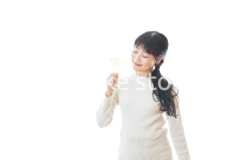 ワインを飲む若い女性