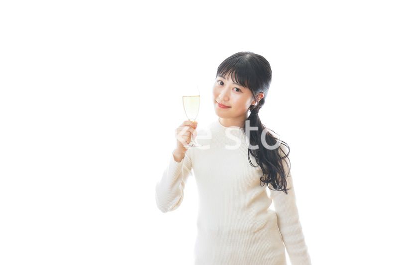 ワインを飲む若い女性