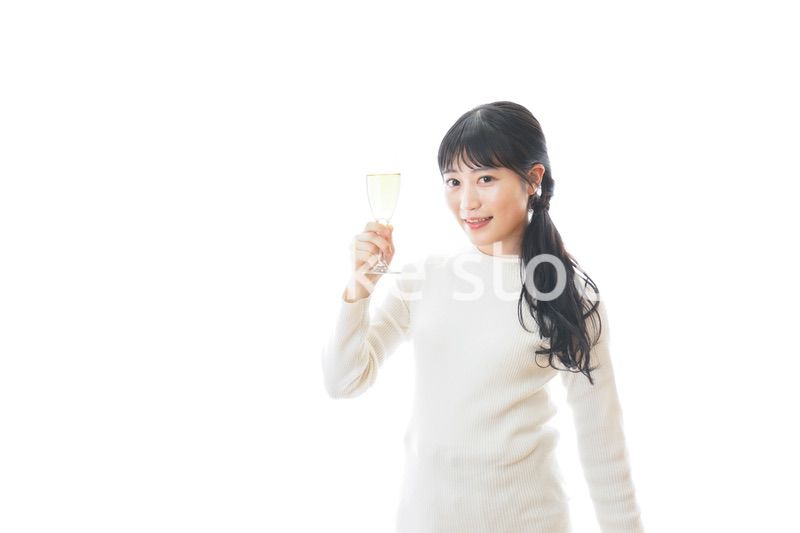 ワインを飲む若い女性