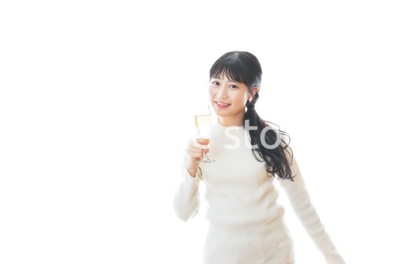 ワインを飲む若い女性