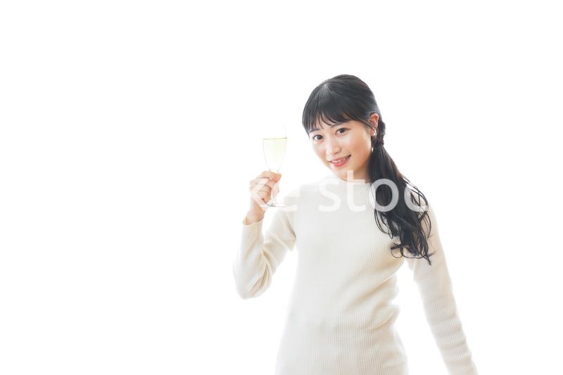 ワインを飲む若い女性