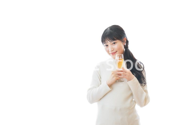 ワインを飲む若い女性