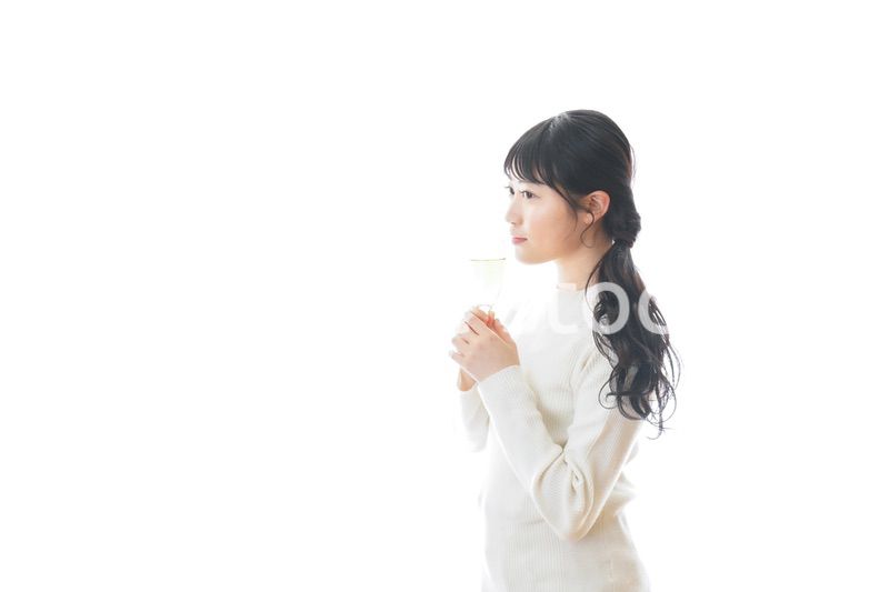 ワインを飲む若い女性