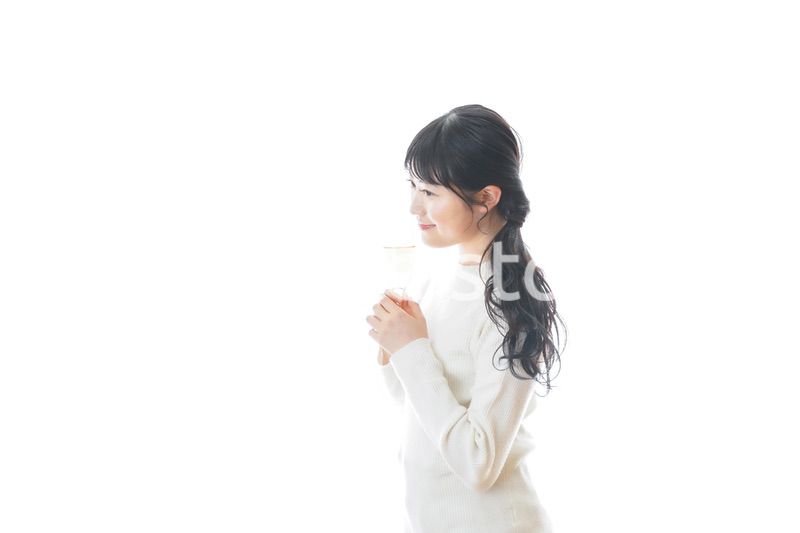 ワインを飲む若い女性