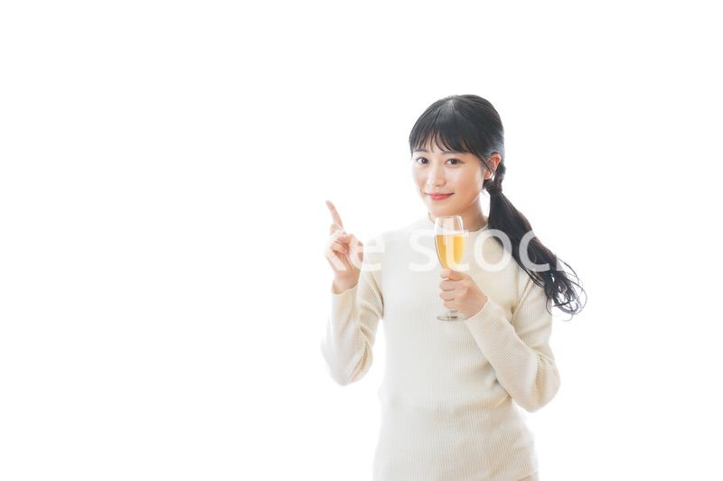 ワインを持ち指をさす若い女性