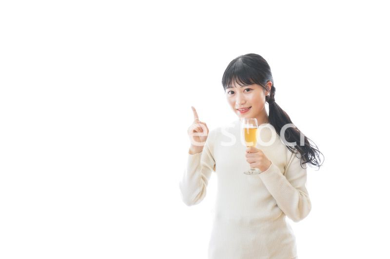 ワインを持ち指をさす若い女性