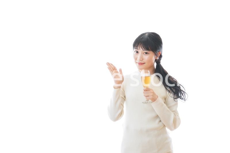 ワインを持ち指をさす若い女性