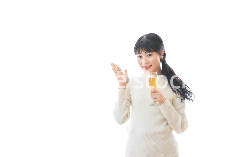 ワインを持ち指をさす若い女性