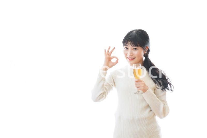 ワインを持ち指をさす若い女性