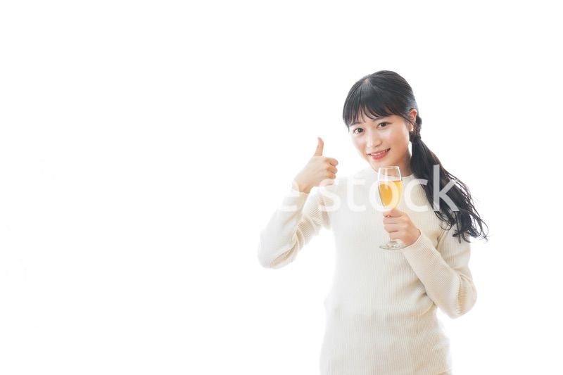 ワインを持ち指をさす若い女性