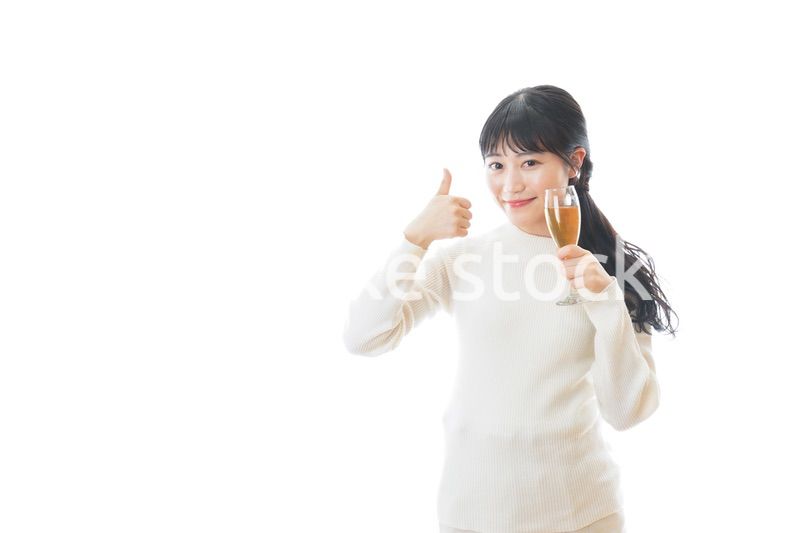 ワインを持ち指をさす若い女性