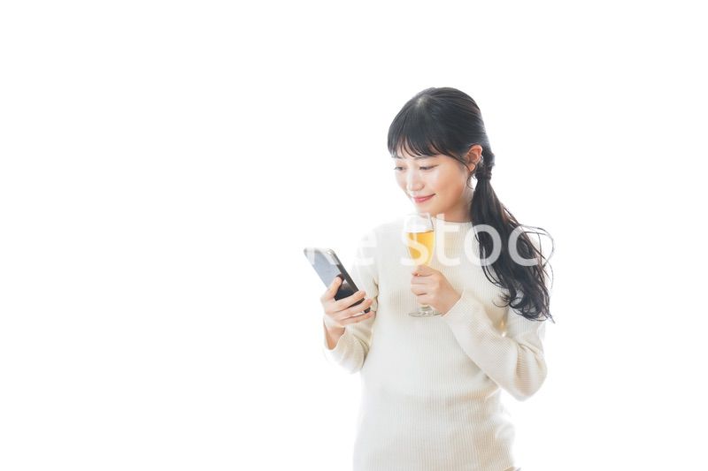 オンライン飲み会をする若い女性